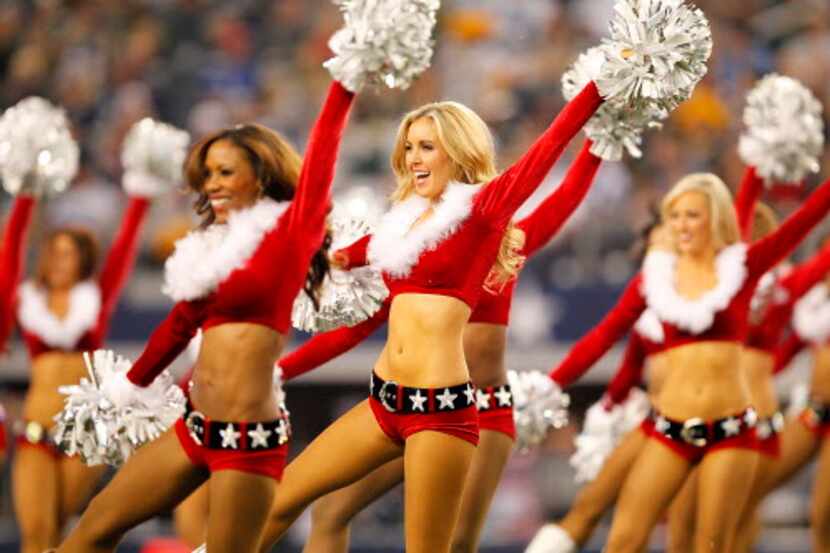 Las cheerleaders de los Dallas Cowboys estarán en el evento navideño Christmas at The Star....