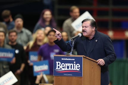 Domingo García, presidente nacional de LULAC, mostró su apoyo a Bernie Sanders en su rally,...