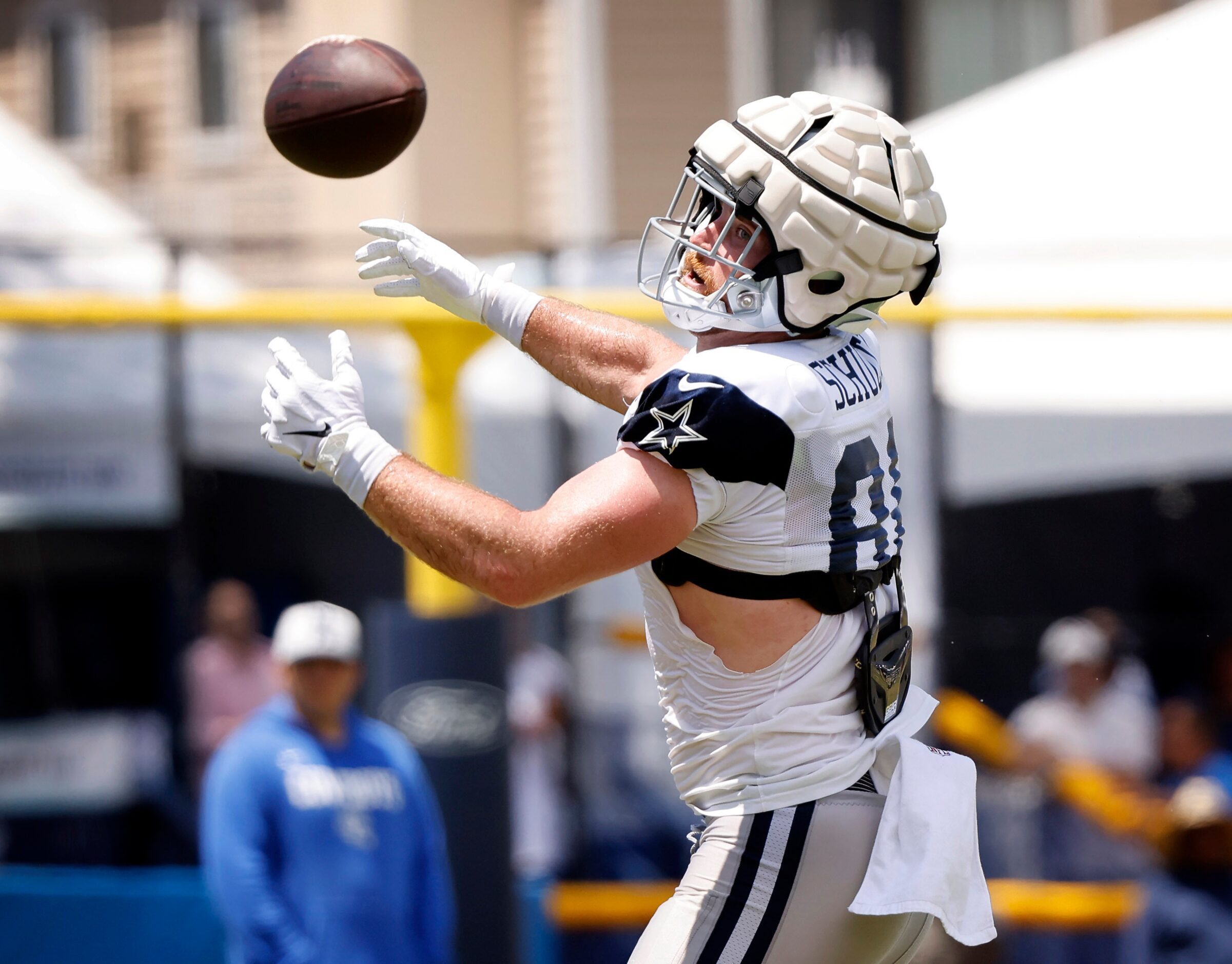 Dallas Cowboys tight end Dalton Schultz (86) lets a pass slip through his fingers before...