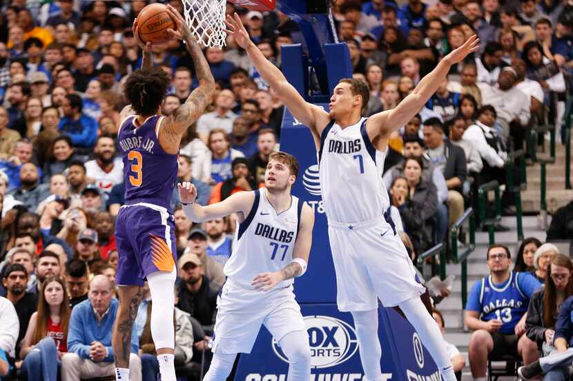 Phoenix Suns forward Kelly Oubre Jr. (3) shoots over Dallas Mavericks forward Luka Doncic...
