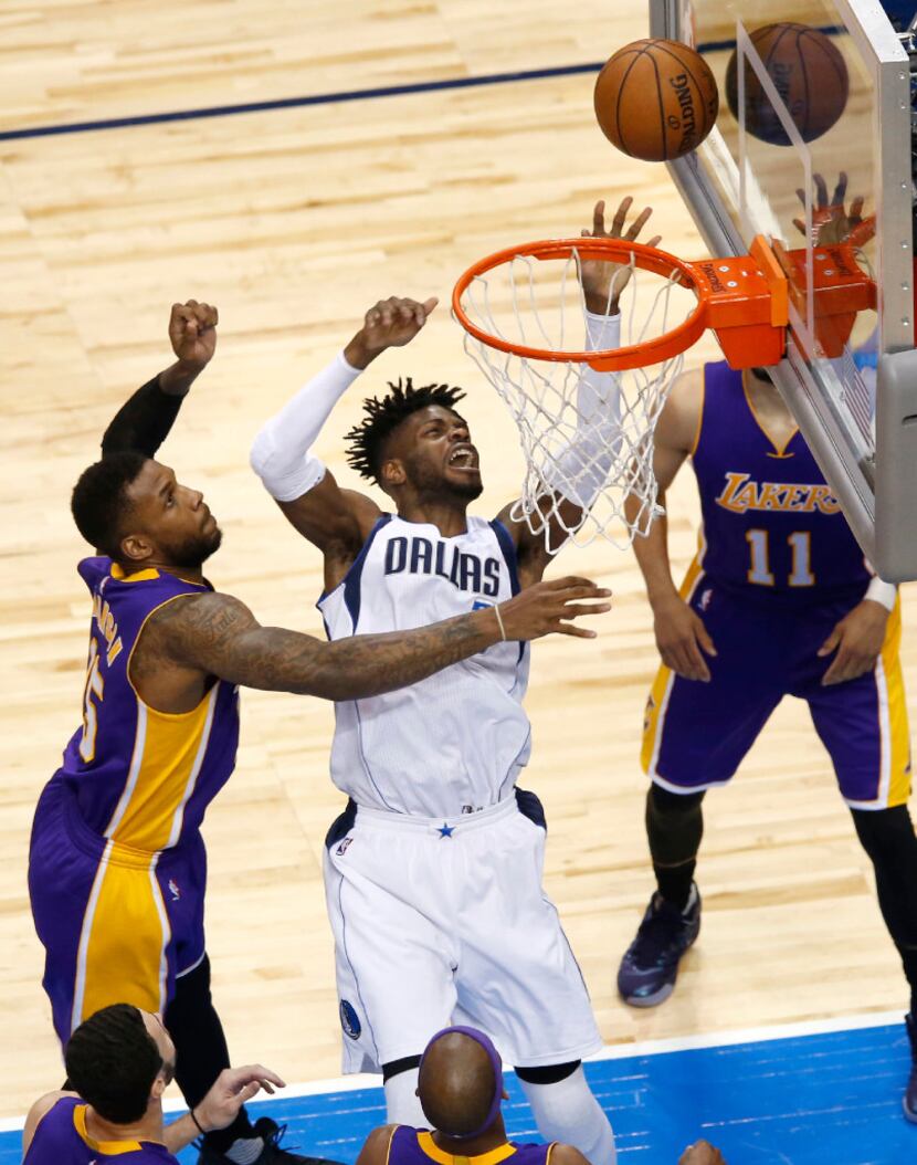 Dallas Mavericks forward Nerlens Noel (3) shoots in front Los Angeles Lakers forward Thomas...