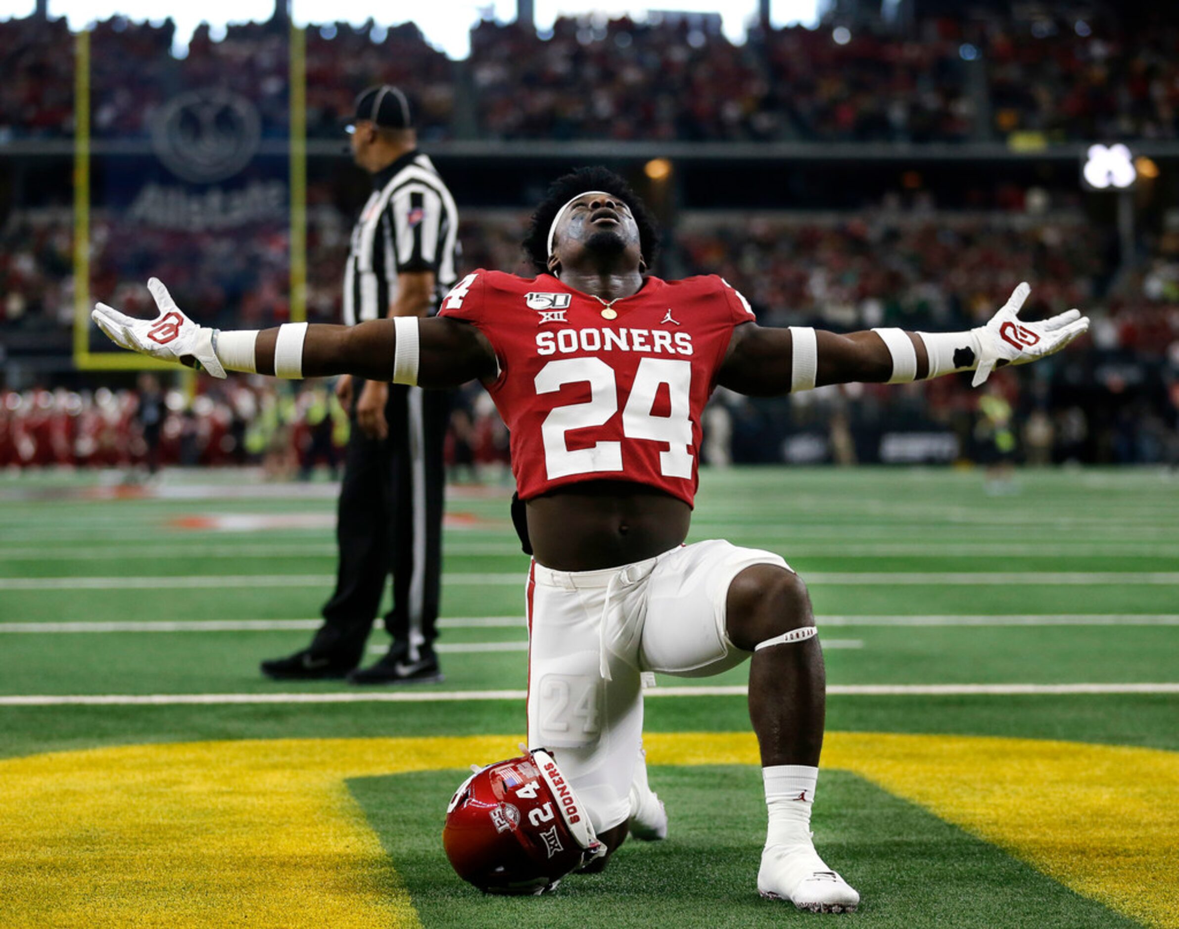 Oklahoma Sooners linebacker Brian Asamoah (24) prays in the end zone before facing the...