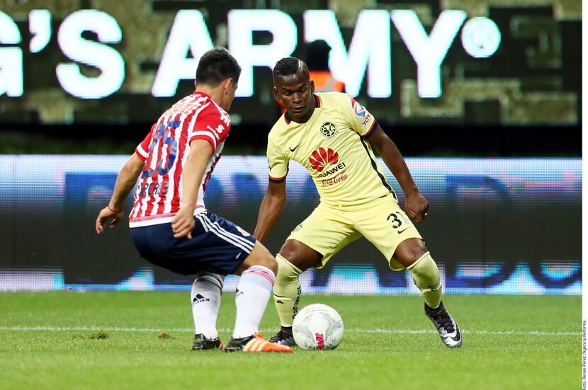 Omar Bravo, delantero de las Chivas, se quejó del americanista Darwin Quintero (der.), a...