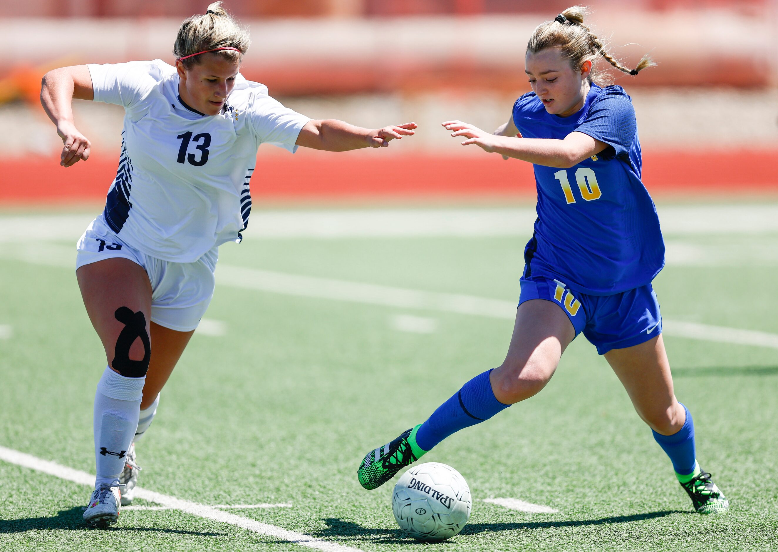 Highland Park’s Elise Borders (13) and Frisco’s Lexi Lee (10) battle for the ball during the...