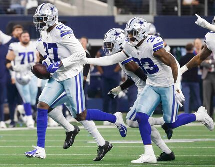 Dallas Cowboys safety Jayron Kearse (27), left, celebrates an intercept agistn Philadelphia...