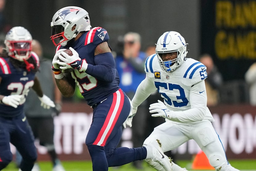 New England Patriots running back Ezekiel Elliott (15) pulls in a pass reception as...