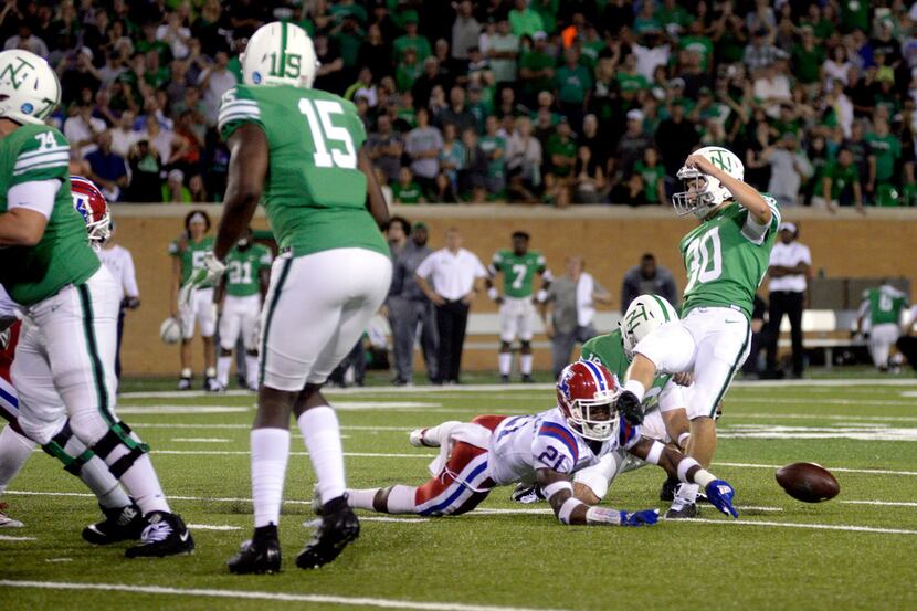 Louisiana Tech cornerback Amik Robertson (21) dives to block a field goal attempt from North...