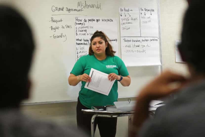 Amanda Mendoza habla con estudiantes de Vickery Meadows en un esfuerzo para reducir el...