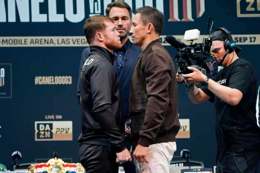 Canelo Alvarez y Gennady Golovkin posan durante la conferencia de prensa antes de la pelea...