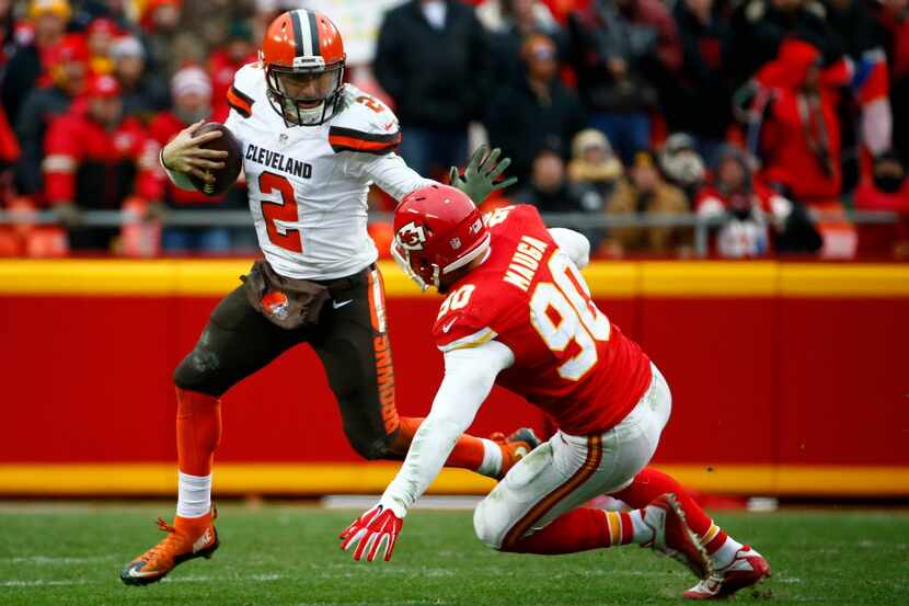 KANSAS CITY, MO - DECEMBER 27:  Johnny Manziel #2 of the Cleveland Browns avoids the tackle...