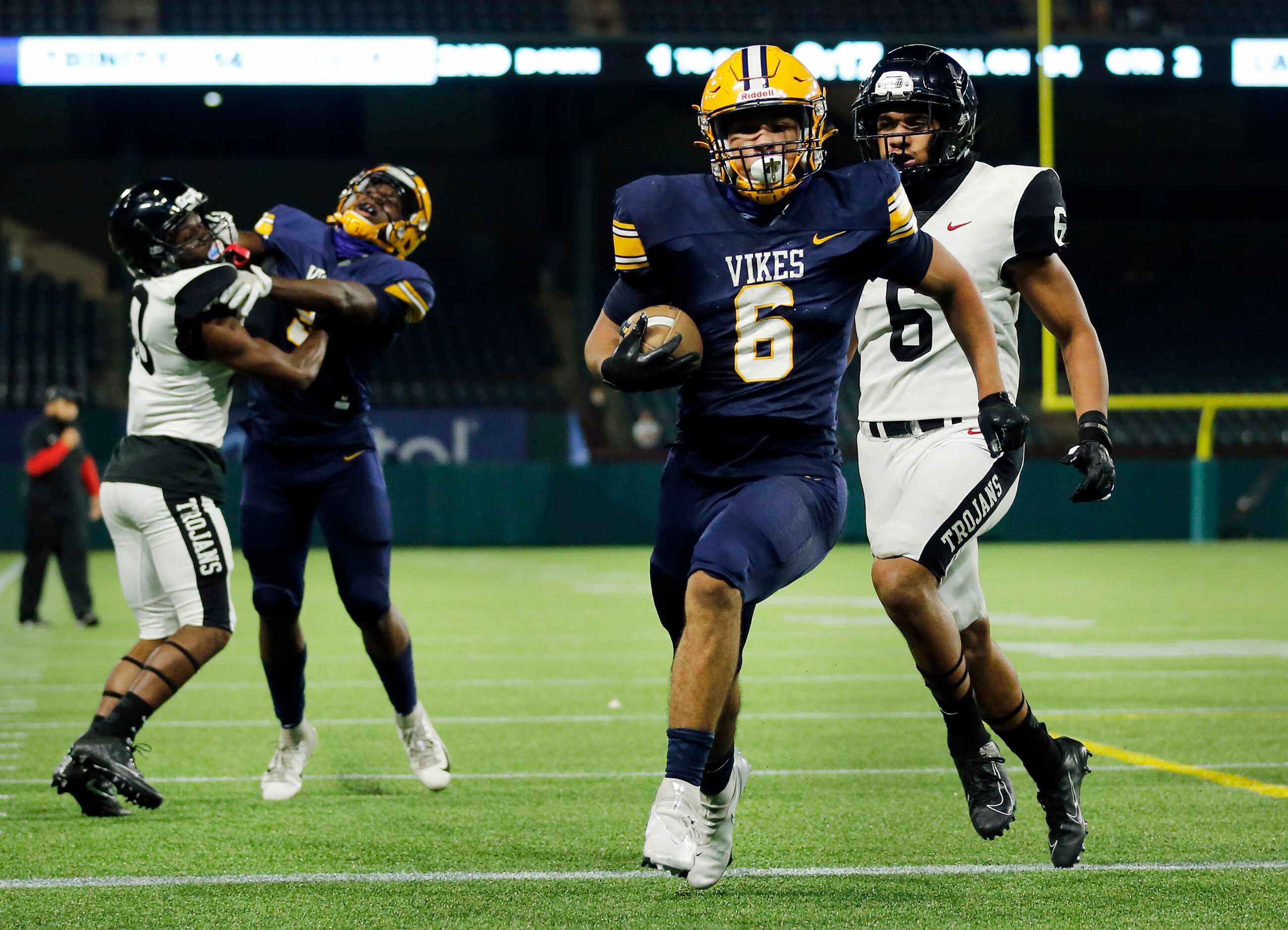 Arlington Lamar running back Anthony Williams (6) scores a second quarter touchdown against...