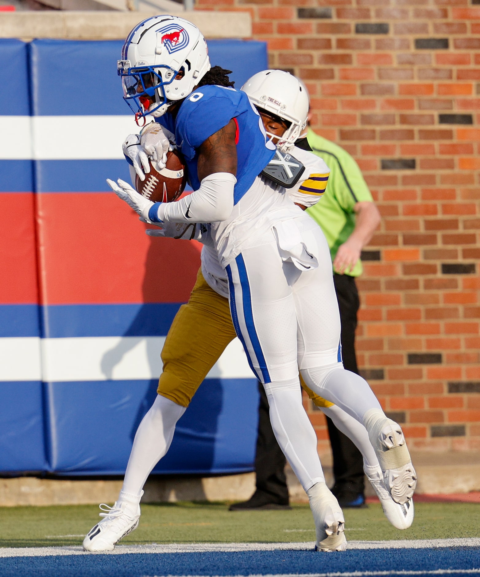 SMU wide receiver Jordan Hudson (8) catches a pas for a touchdown against Prairie View A&M...