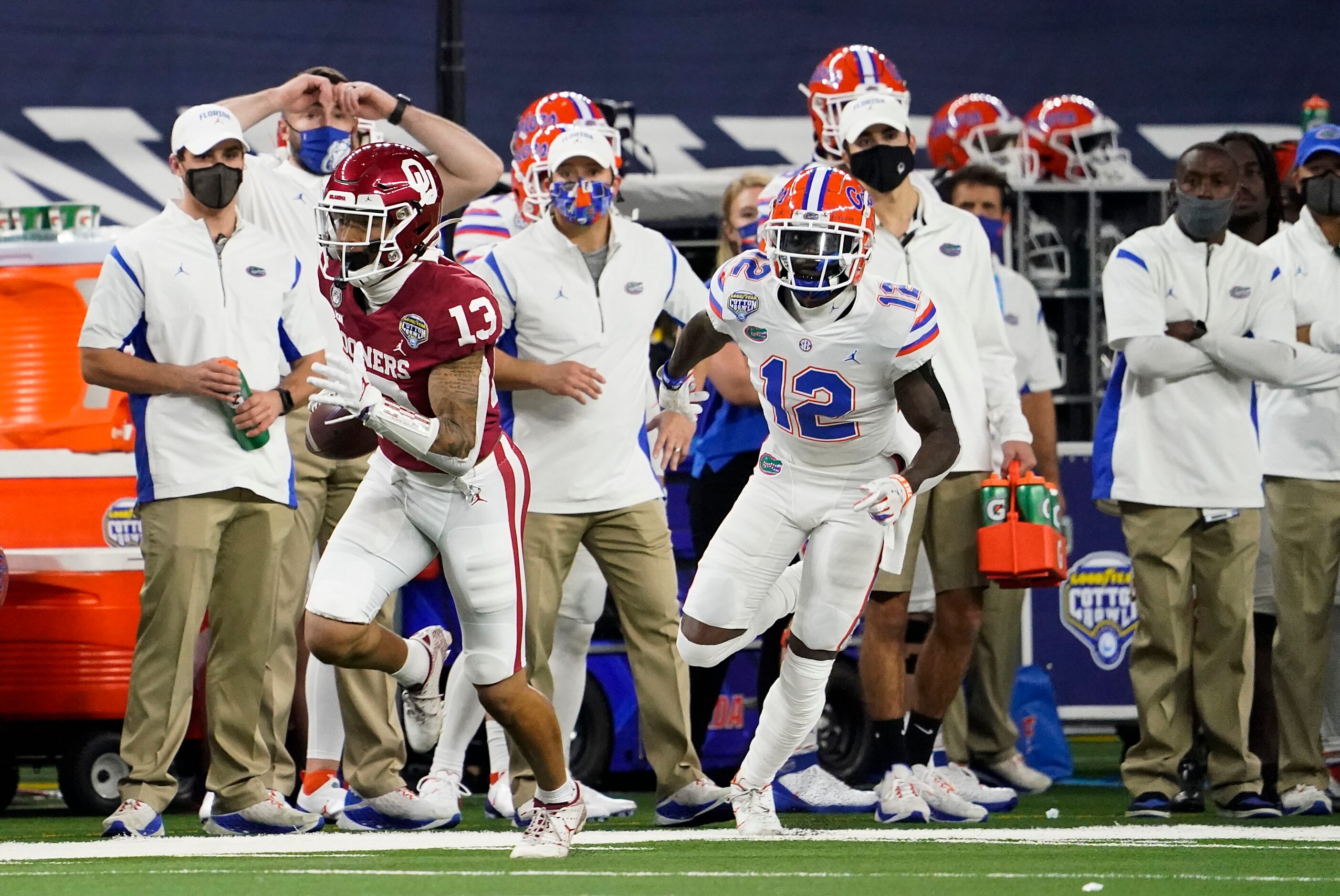 Oklahoma defensive back Tre Norwood (13) returns an interception 45-yards for a touchdown on...