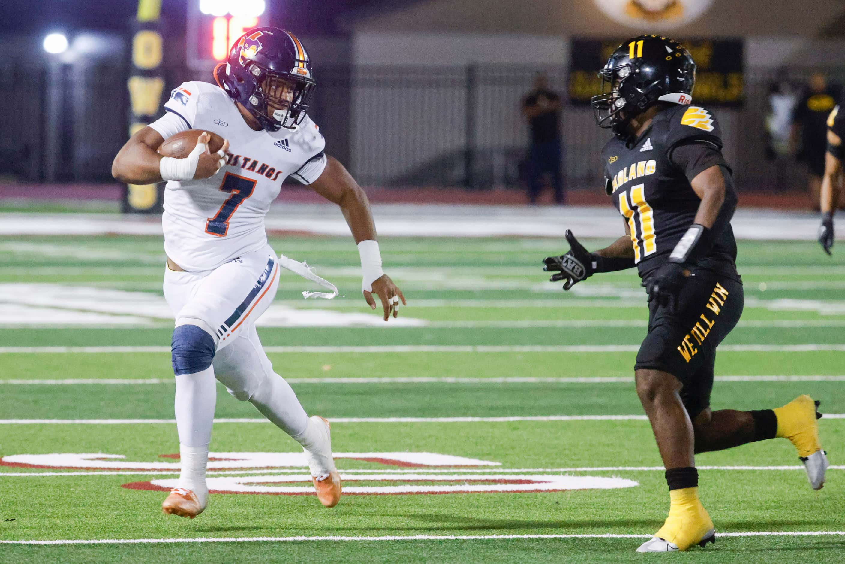 Sachse high school’s Vashon Brunswick (7) runs past De’Adrian Hardy (right) after...