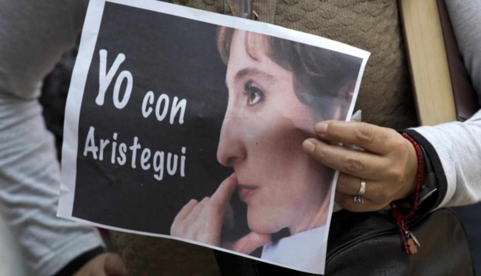 Simpatizantes muestran su apoyo a Carmen Aristegui en la Ciudad de México. (AP/Eduardo...