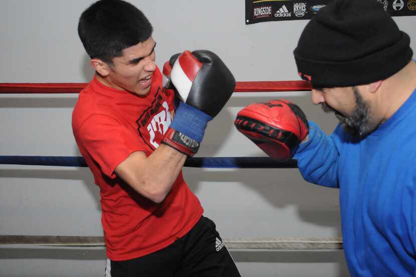 Raúl Manrique entrena con Fred Cavazos el jueves en United Boxing Gym de Dallas.(JAVIER...