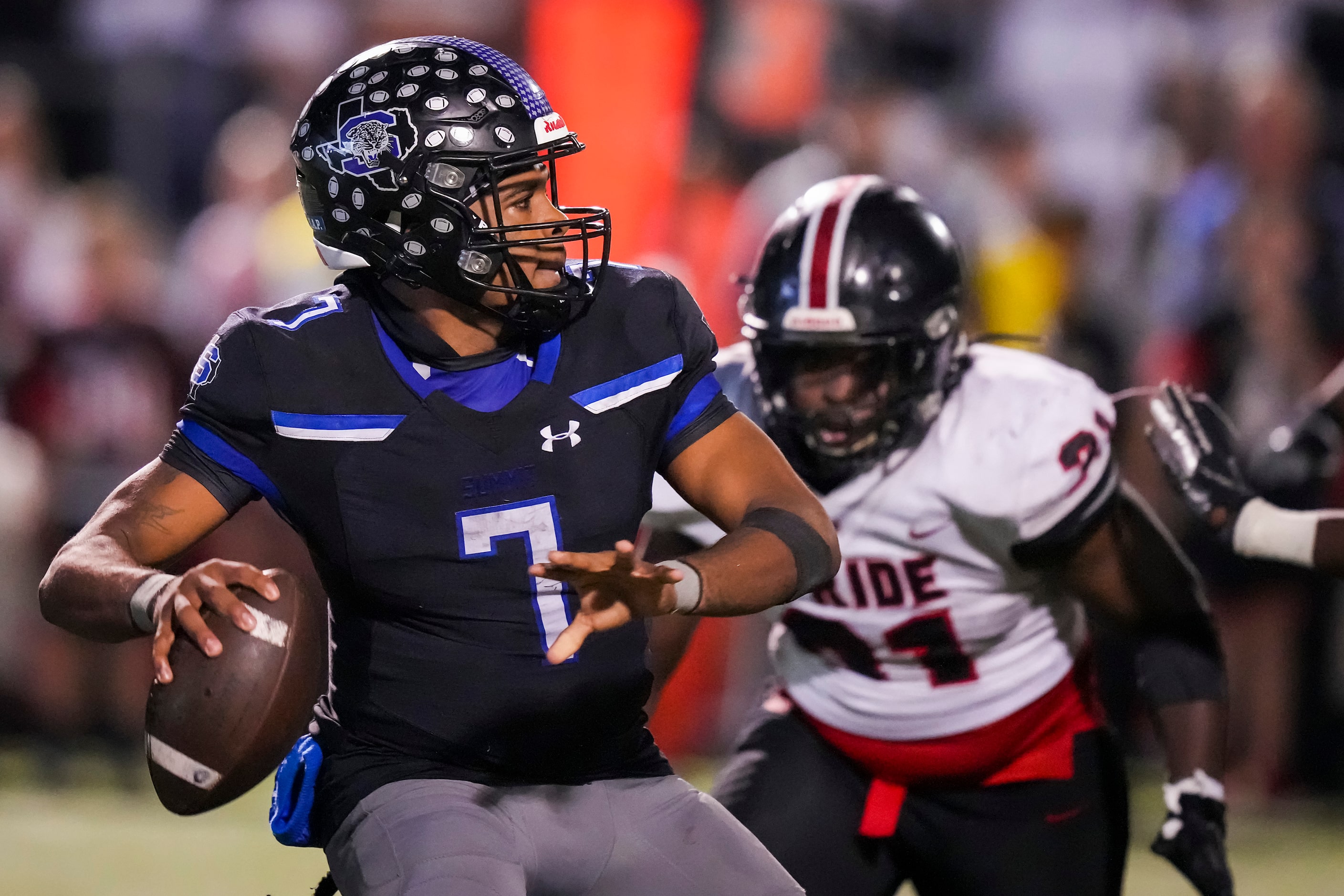 Mansfield Summit quarterback David Hopkins Jr. (7) throws a pass under pressure from...