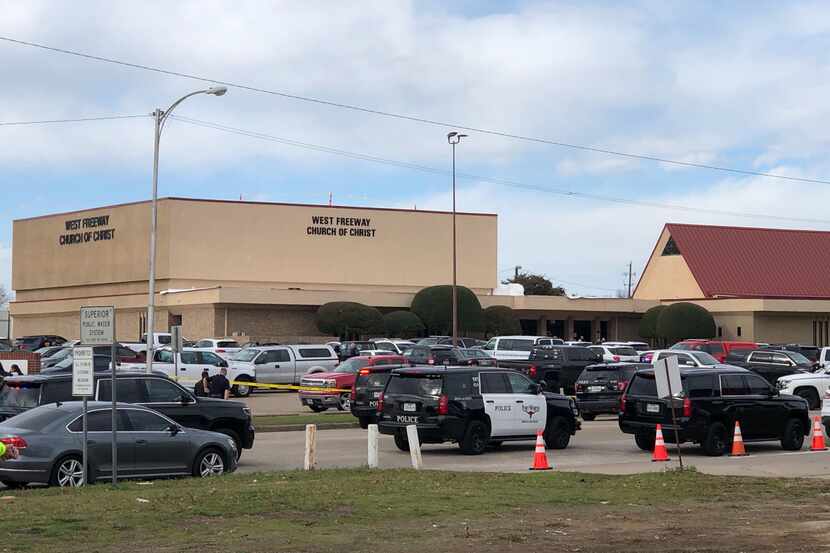 Varias agencias del orden llegaron a la iglesia en White Settlement donde ocurrió un tiroteo.