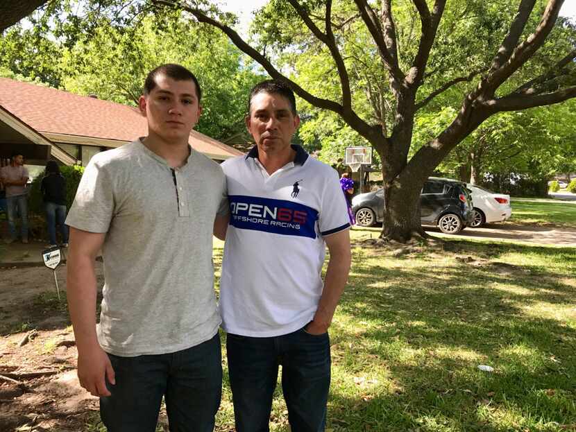 Juan González y Johnny González, frente a su hogar en el sur de Irving, un día después de...