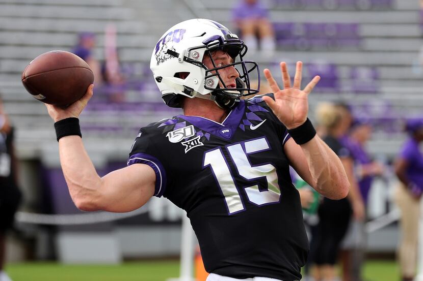 FORT WORTH, TEXAS - SEPTEMBER 28: Quarterback Max Duggan #15 of the TCU Horned Frogs warms...