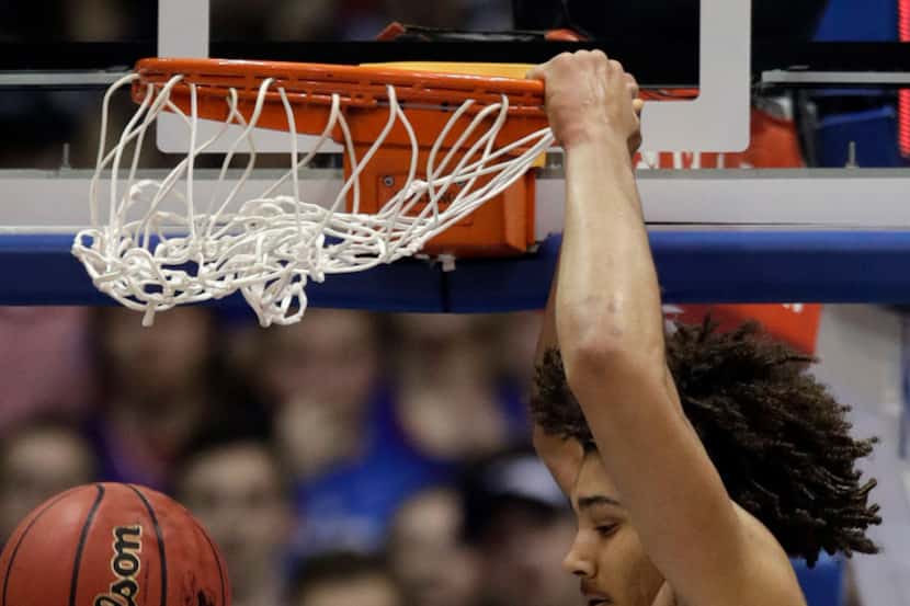 Texas forward Jericho Sims (20) dunks during the first half of an NCAA college basketball...