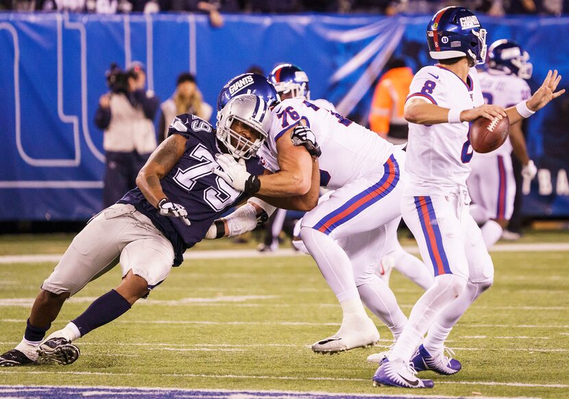 Dallas Cowboys defensive end Michael Bennett (79) tries to get around the block of New York...