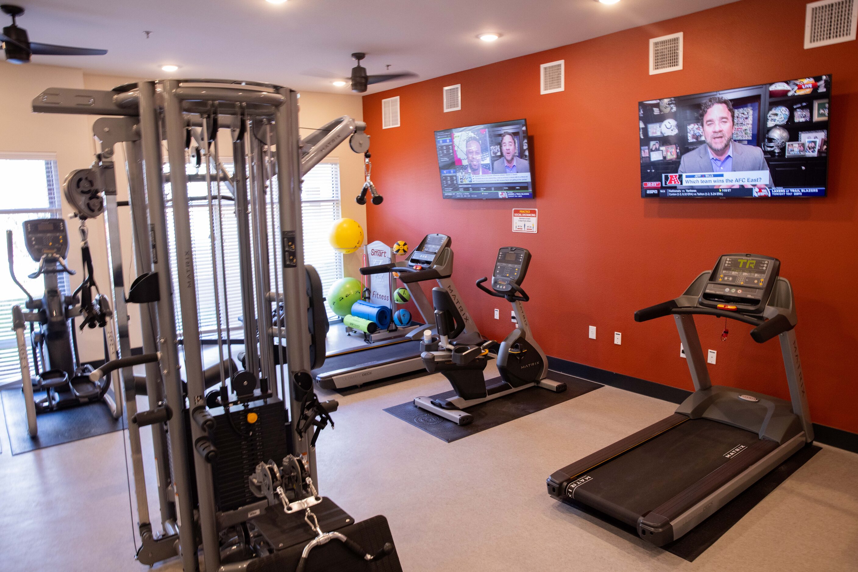 The fitness center at Palladium RedBird apartments.