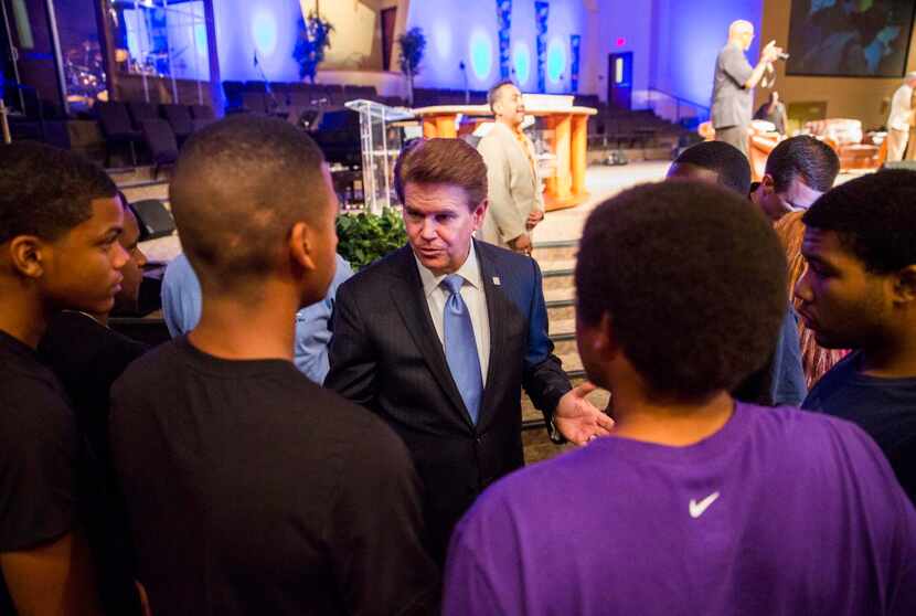 
Arlington Mayor Jeff Williams talks with a group of teenagers.
