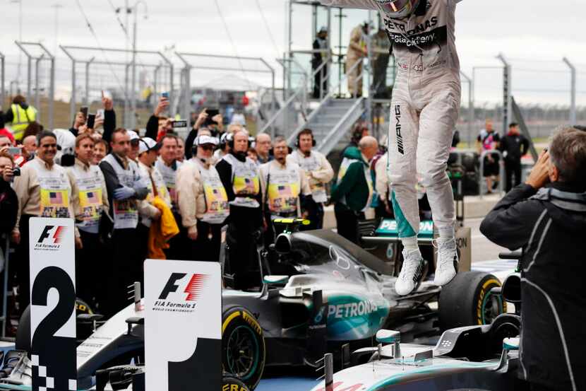 El británico Lewis Hamilton revalidó el título con Mercedes del año pasado. También salió...