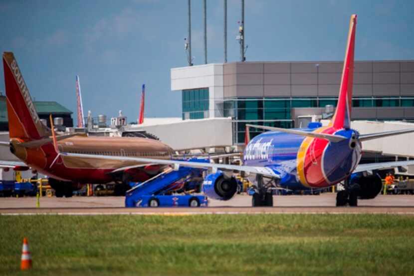 Aviones de Southwest Airlines Co. paermanecen en las puertas de embarque de Love Field, en...