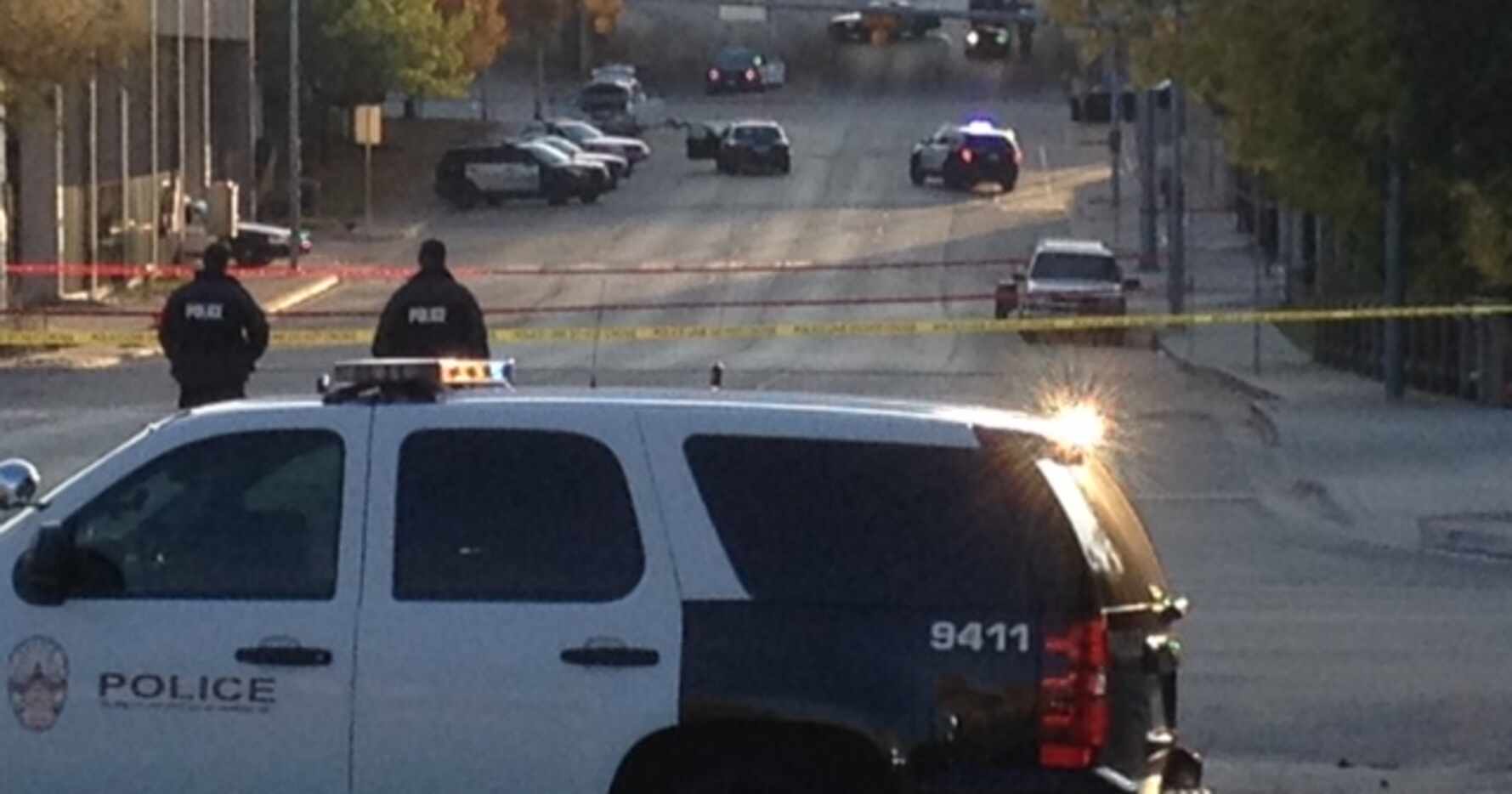 La policía mató a un hombre que disparó a la sede del consulado mexicano en Austin. (AP/JIM...