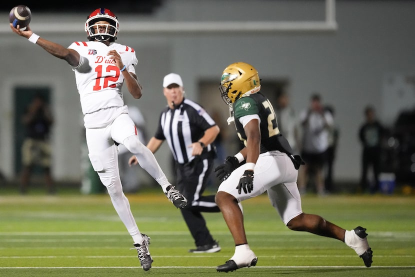 Duncanville quarterback Keelon Russell (12) throws a 38-yard touchdown pass to wide receiver...