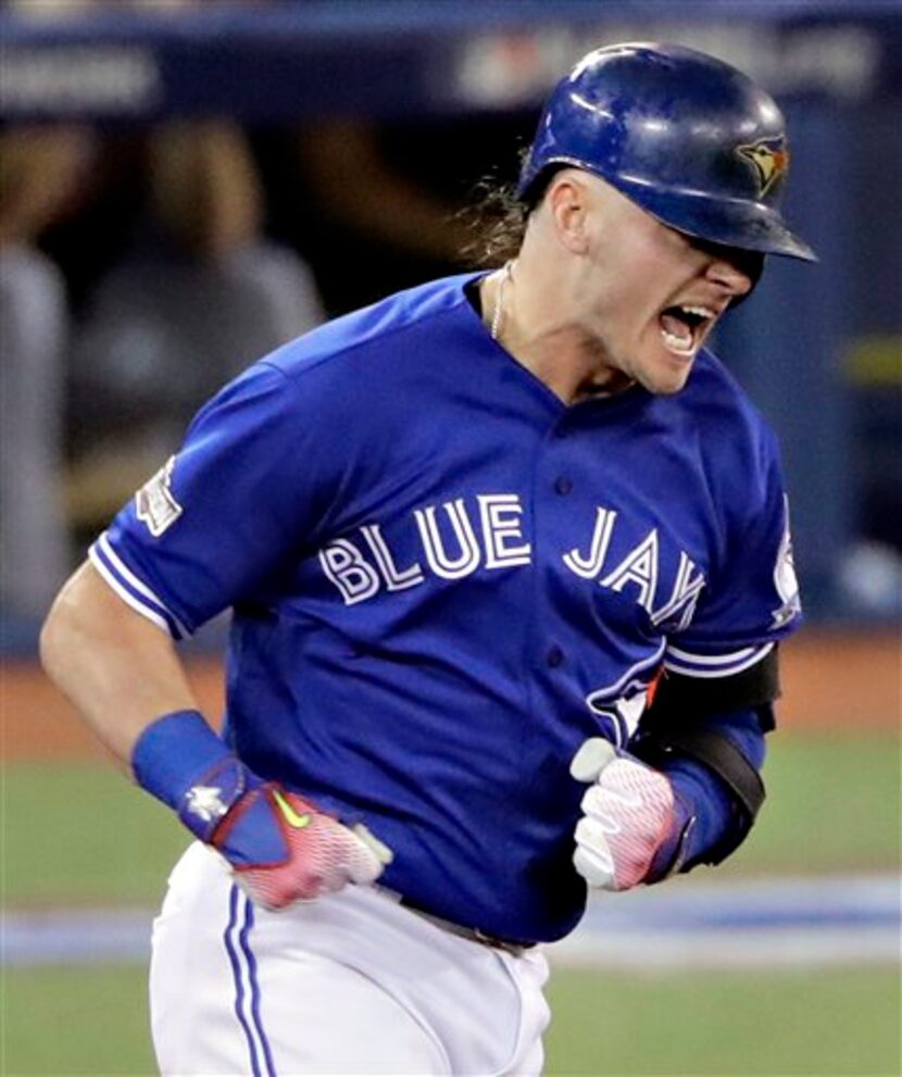 Josh Donaldson de los Azulejos de Toronto tras batear un jonrón en el tercer inning ante los...