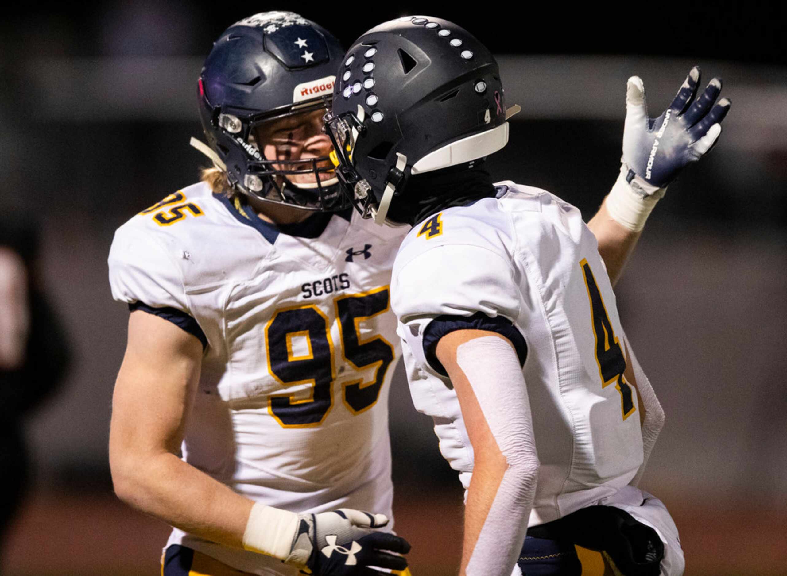 Highland Park's Jack Curtis (95) celebrates a touchdown with quarterback Chandler Morris (4)...