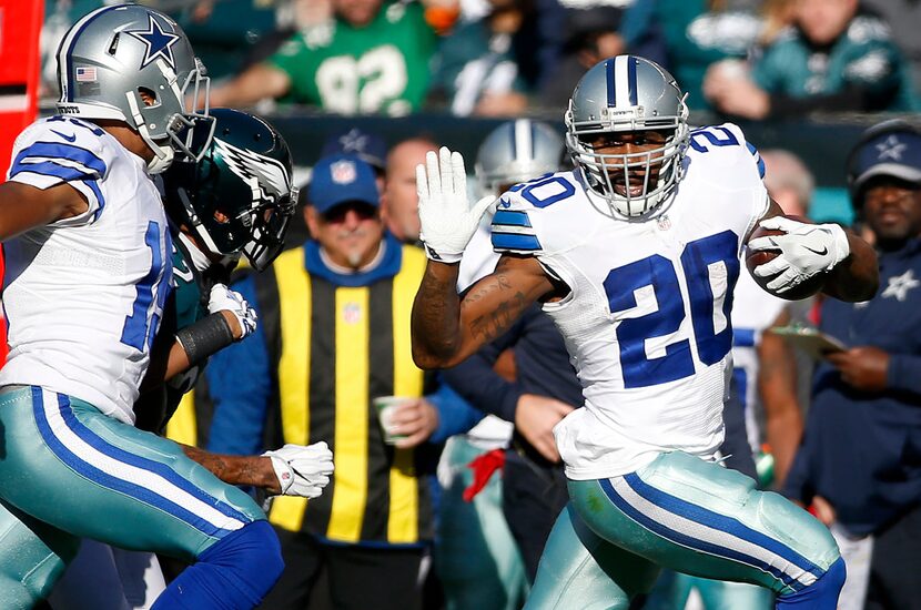 Dallas Cowboys running back Darren McFadden (20) is chased by Philadelphia Eagles cornerback...