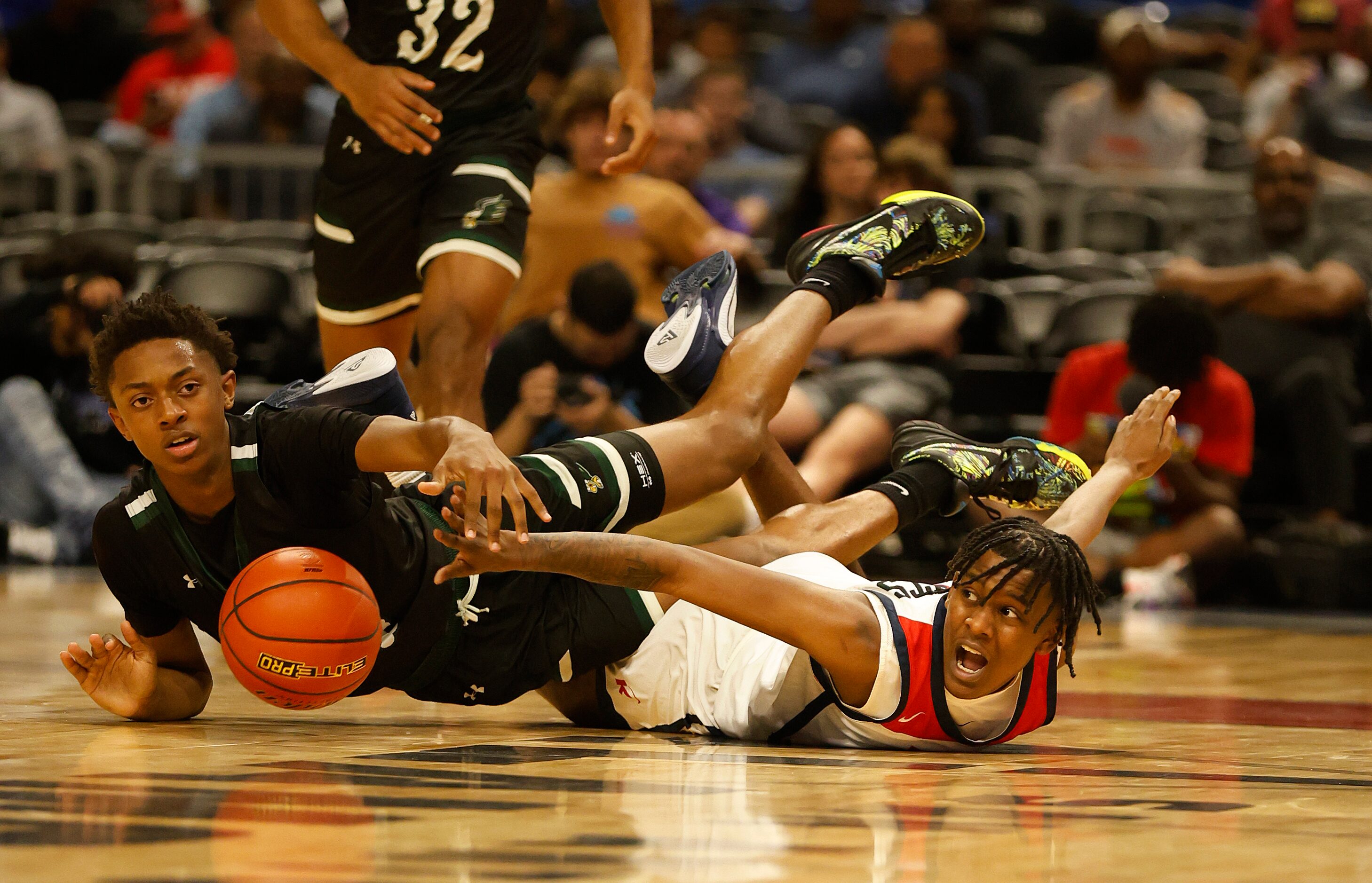 Dallas Kimball R.J. Osborne (0) fights for a steal with Killeen Ellison Ahziel McIver (24)....