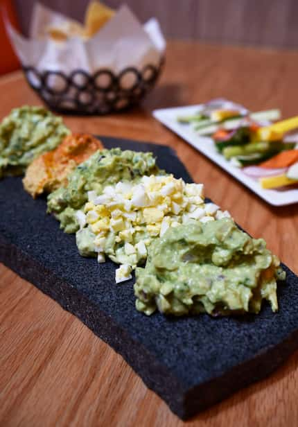 Una botana con diferentes tipos de guacamole.