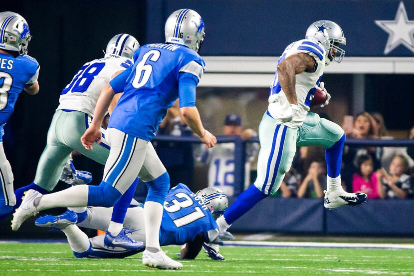 Dallas Cowboys running back Darren McFadden (20) returns the opening kickoff during the...