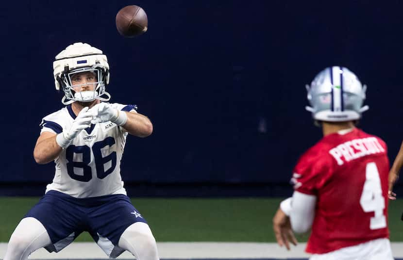 Dallas Cowboys tight end Dalton Schultz (86) catches a pass from quarterback Dak Prescott...