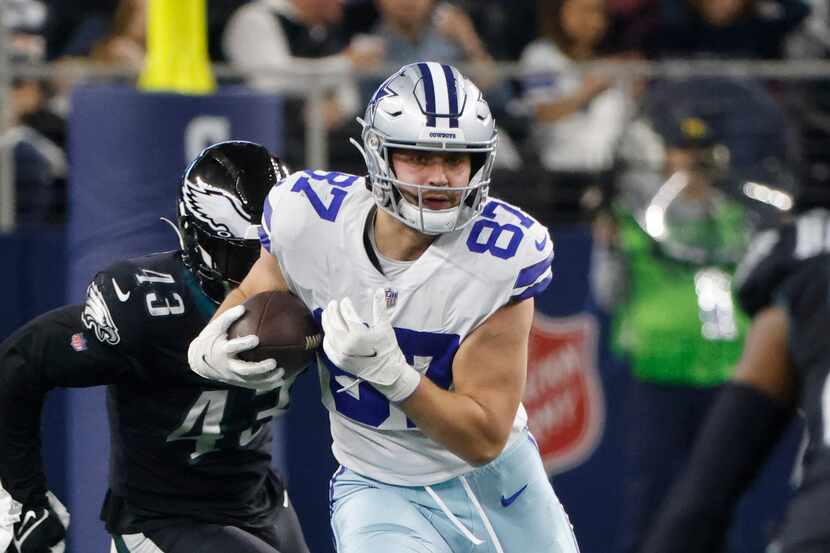 El ala cerrada Jake Ferguson (87) y los Dallas Cowboys juegan de visita su penúltimo partido...