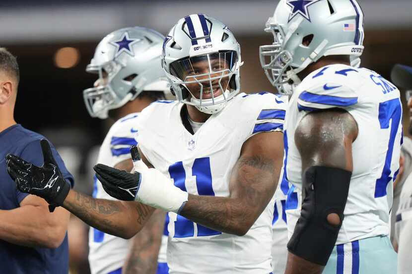 Dallas Cowboys linebacker Micah Parsons (11) appears to be explaining something to Dallas...