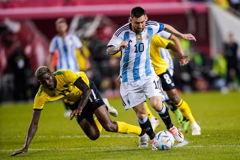 El mediocampista de la selección de argentina, Lionel Messi, controla el balón en el juego...