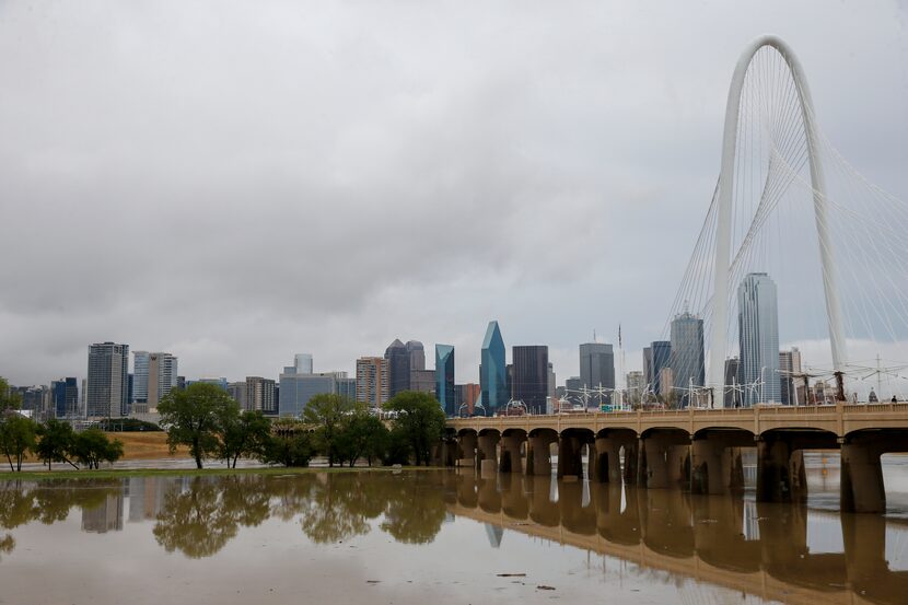 El río Trinity se extiende de dique a dique cerca del puente Margaret Hunt Hill después de...