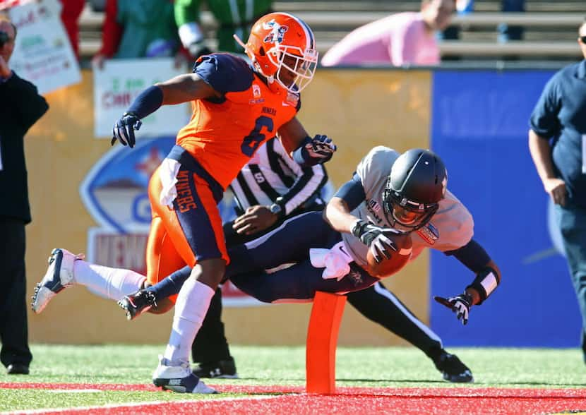 Dec 20, 2014; Albuquerque, NM, USA; Utah State Aggies quarterback Kent Myers (2) dives...