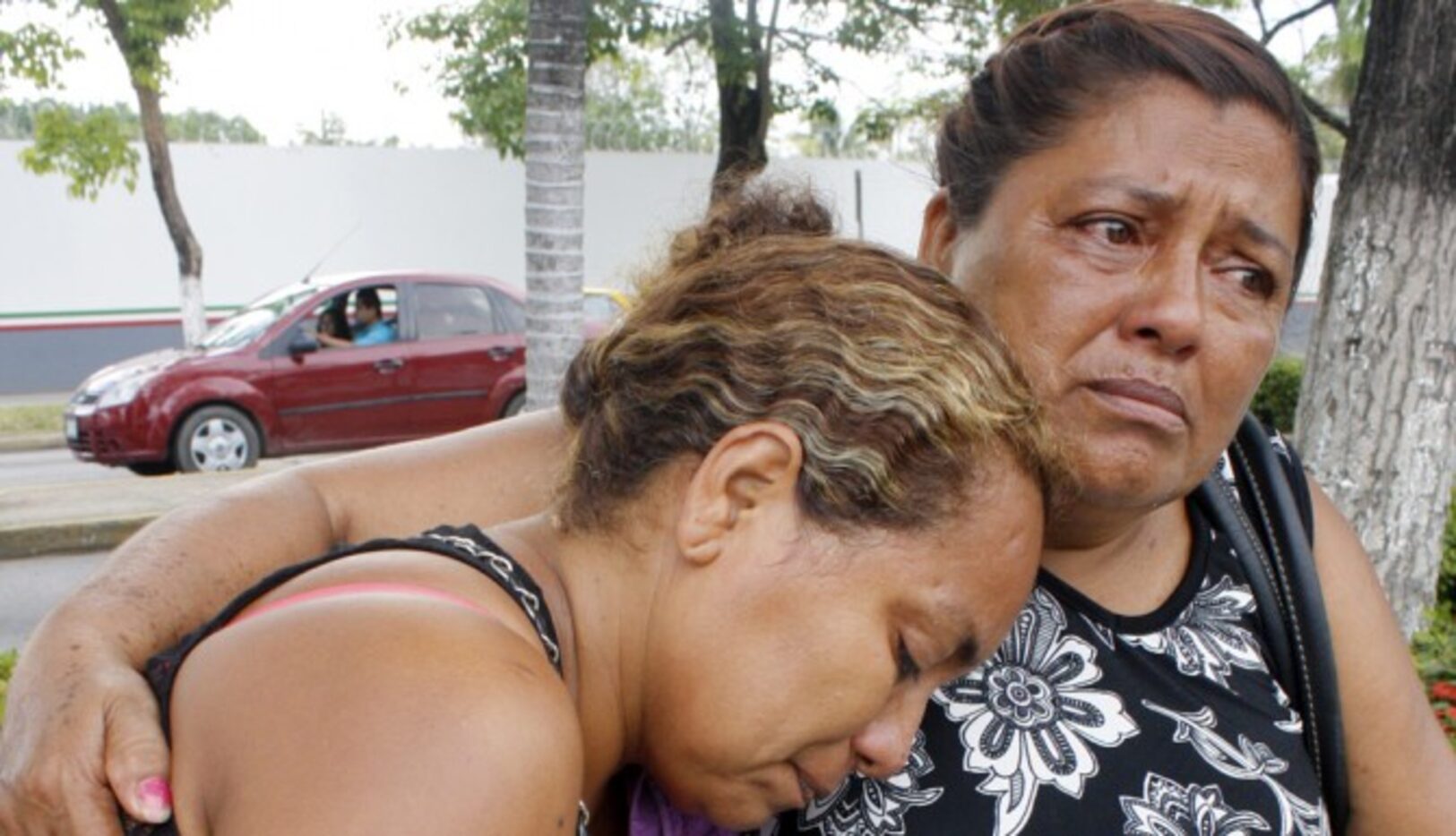 Familiares de los presuntos secuestradores muertos luego de un enfrentamiento con policías...