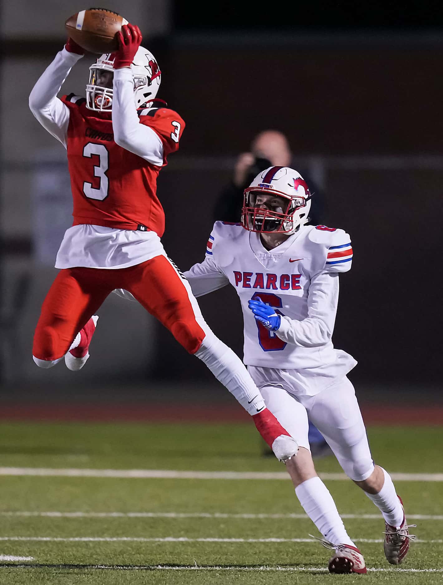 Irving MacArthur’s Cam Marzell (3) makes a catch in front of Richardson JJ Pearce defensive...