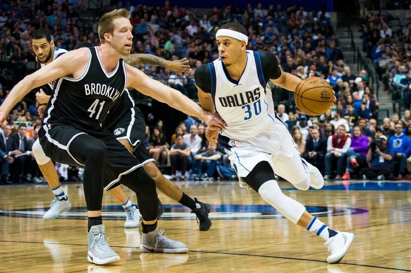 Dallas Mavericks guard Seth Curry (30) drives around Brooklyn Nets center Justin Hamilton...