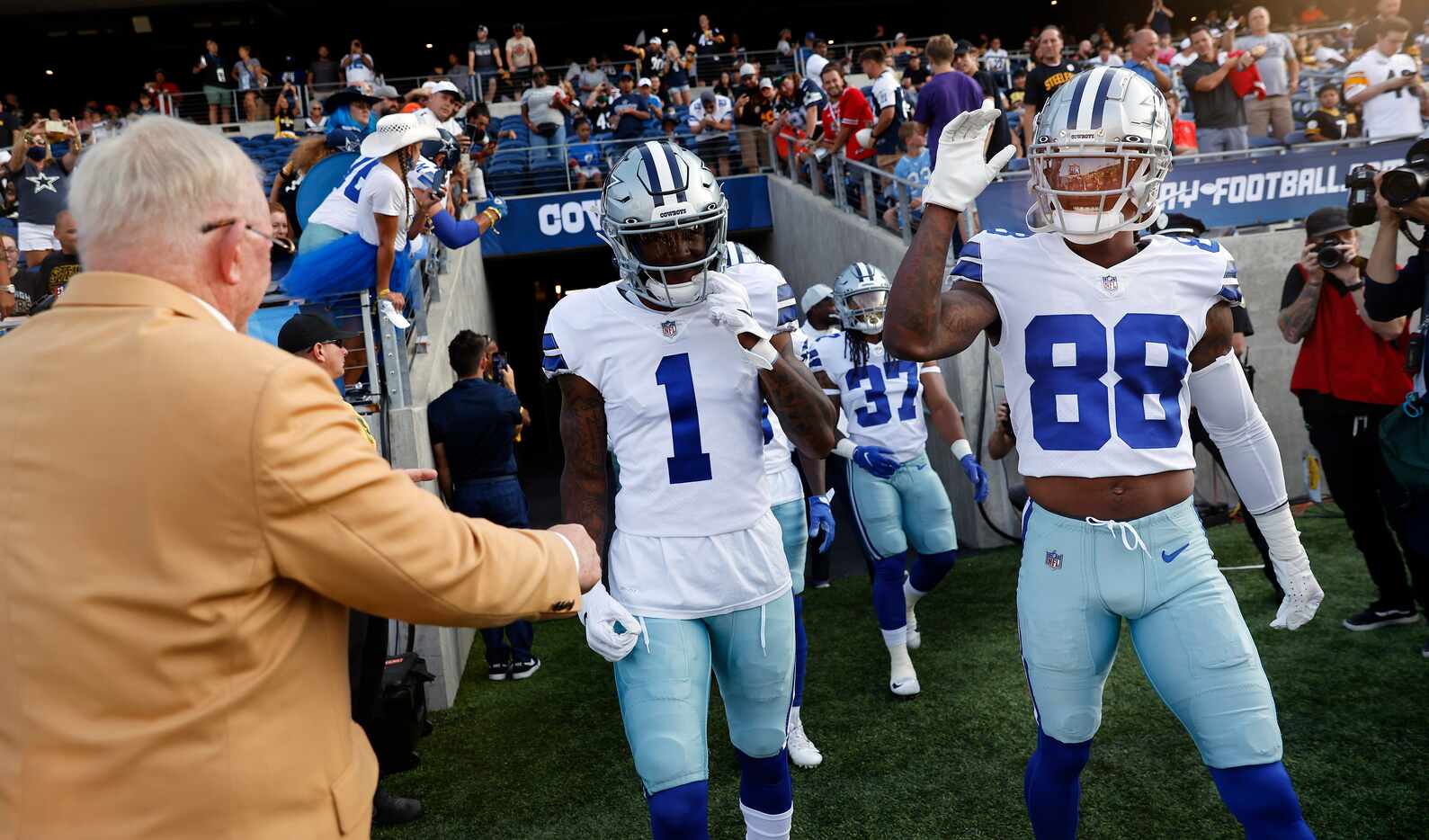 Dallas Cowboys wide receiver CeeDee Lamb (88) waves to owner and Hall of Fame member Jerry...