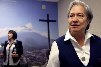 La religiosa Norma Pimentel de Caridades Católicas habla con los medios durante la visita de...