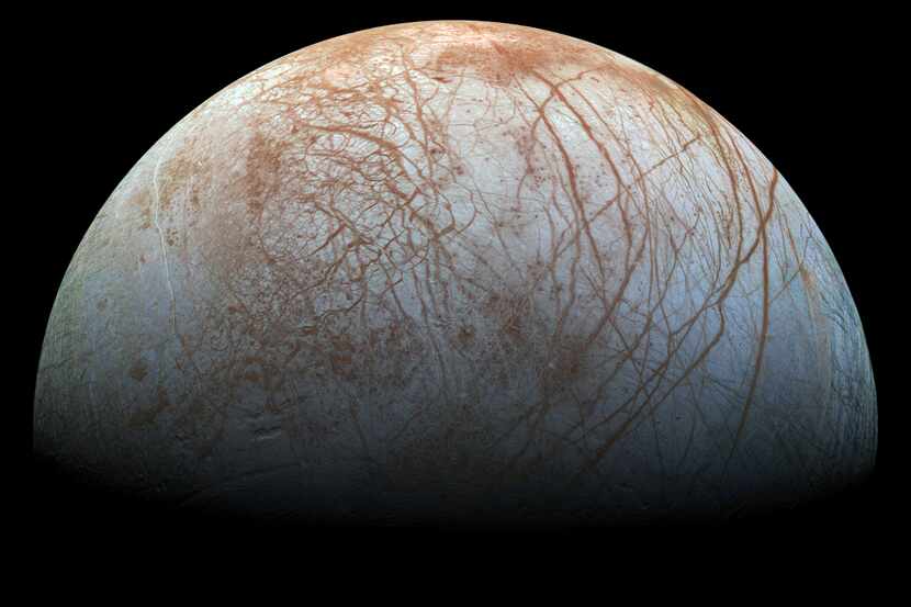 Esta imagen proveída por la NASA en el 2014 muestra la luna de Júpiter Europa, en una...